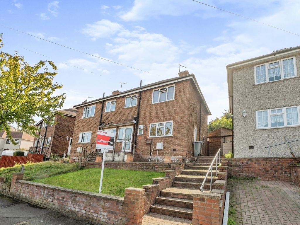 3 bed semidetached house for sale in Warden Avenue, Romford RM5, £