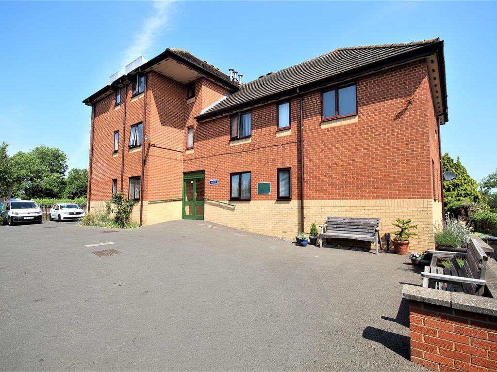 2 bed flat for sale in Albemarle Road, Churchdown, Gloucester GL3, £