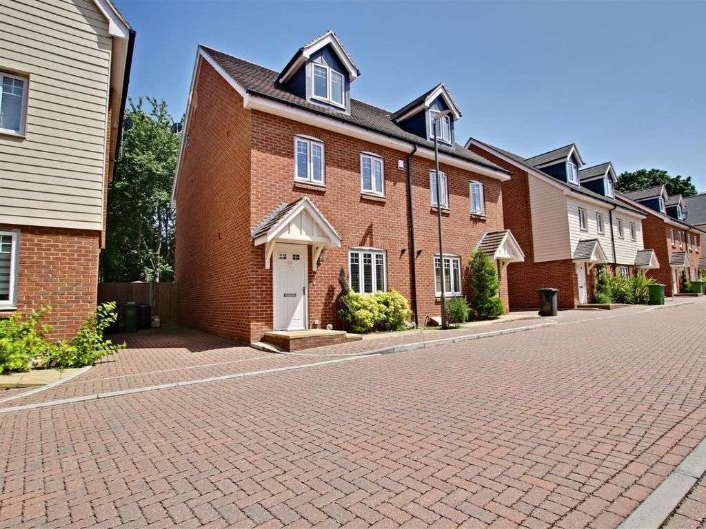 4 bed semidetached house to rent in Elham Crescent, Dartford, Kent DA2