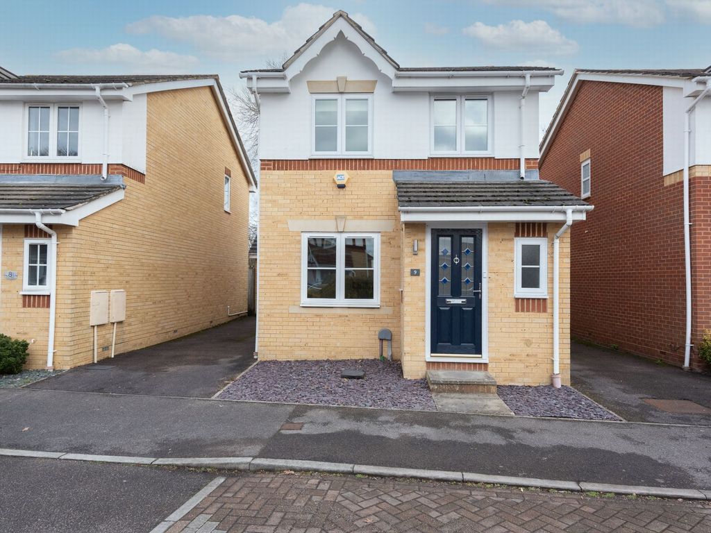3 bed detached house for sale in Broadmead, Southwood GU14, £425,000