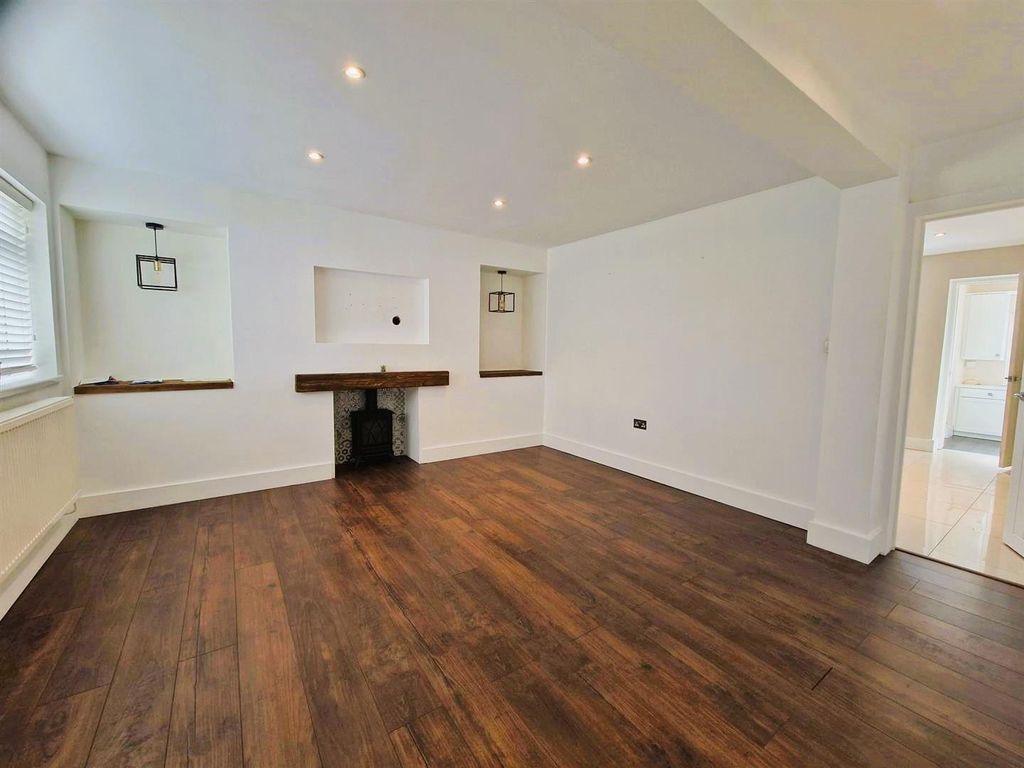 3 bed property to rent in Primrose Close, Pant, Merthyr Tydfil CF48, £