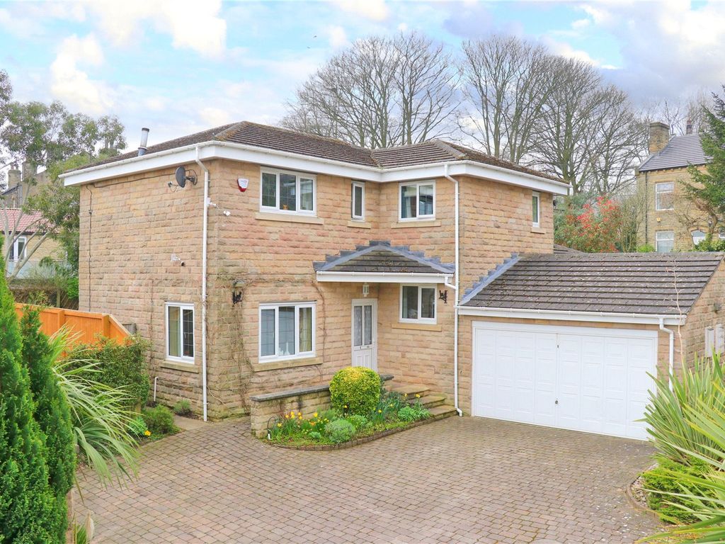4 bed detached house for sale in Spinners Chase, Pudsey, West Yorkshire
