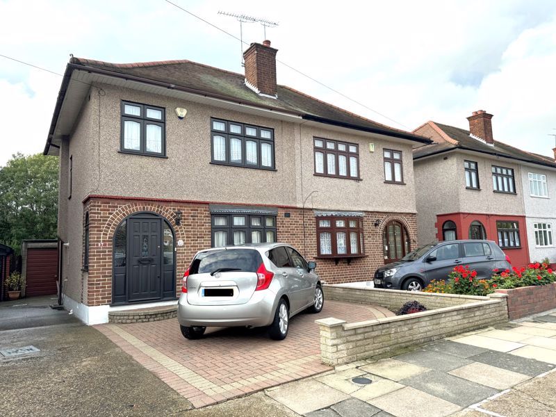 3 bed semidetached house for sale in Carter Drive, Collier Row
