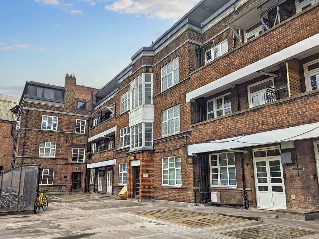 2 bed flat for sale in Streatham High Road, London SW16, £180,000 Zoopla