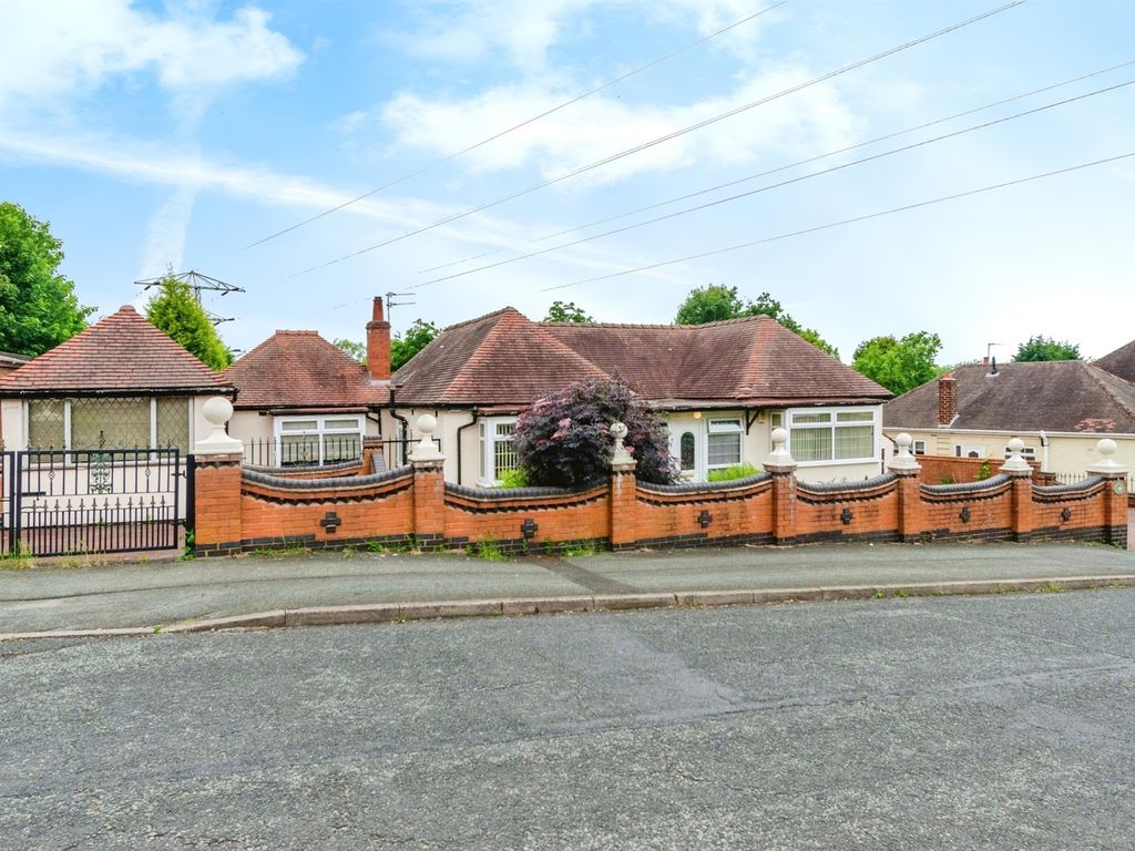 3 bed detached bungalow for sale in Mount Road, Lanesfield