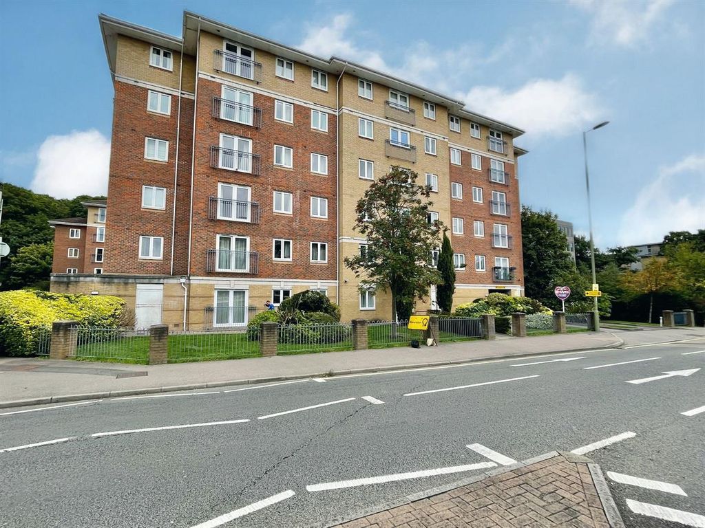 2 bed flat to rent in Flat, Chapter House, Farnborough Road