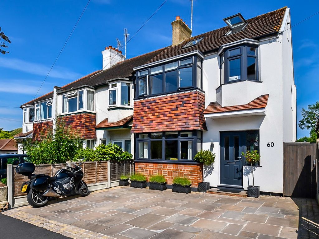 5 bed end terrace house for sale in Edinburgh Avenue, LeighOnSea