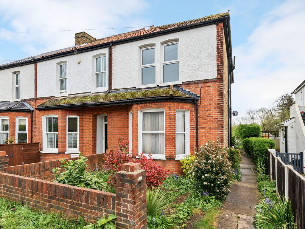 3 bed end terrace house for sale in Old Charlton Road, Shepperton TW17