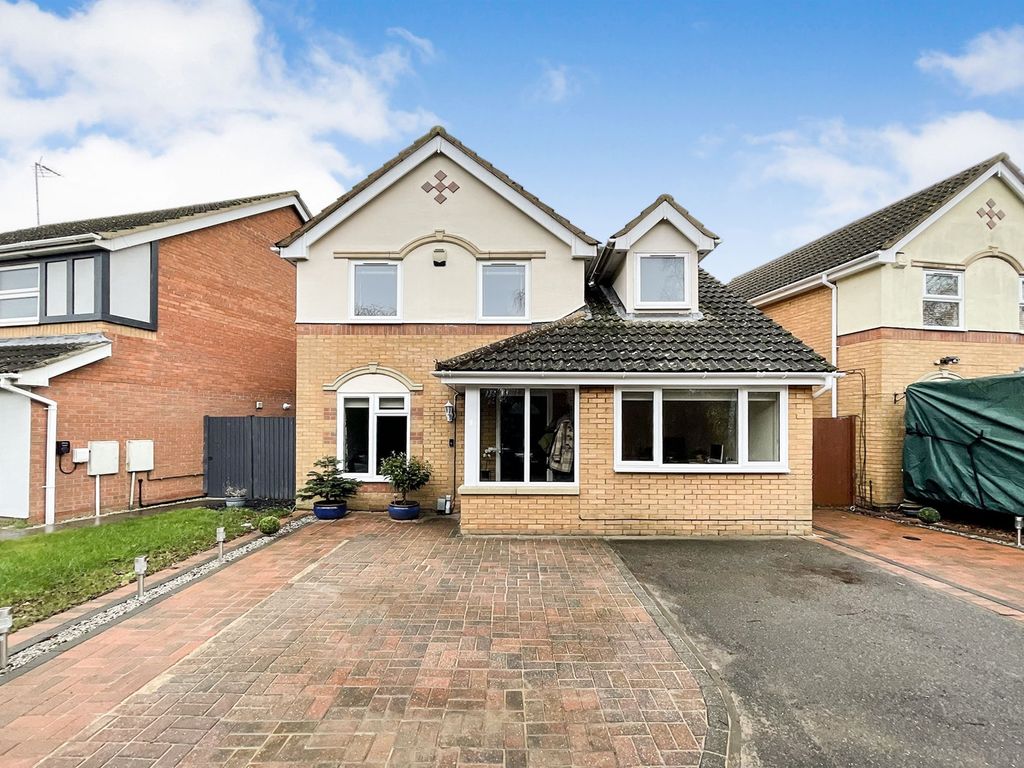 4 bed detached house for sale in Kenilworth Avenue, Peterborough PE2, £