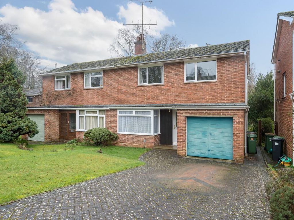 3 bed semidetached house for sale in Ashdown Close, Hiltingbury