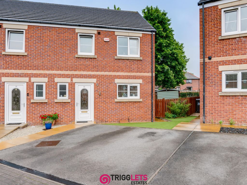 3 bed semidetached house for sale in Greengate Court, High Green