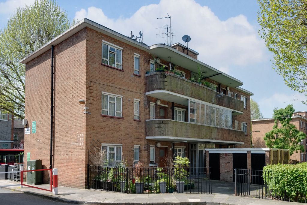 3 bed for sale in Leighton Road, London NW5 Zoopla