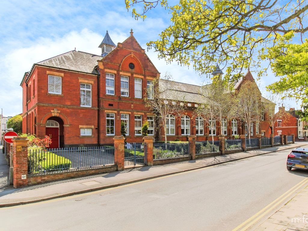 2 bed flat for sale in Euclid Street, Swindon SN1, £185,000 Zoopla