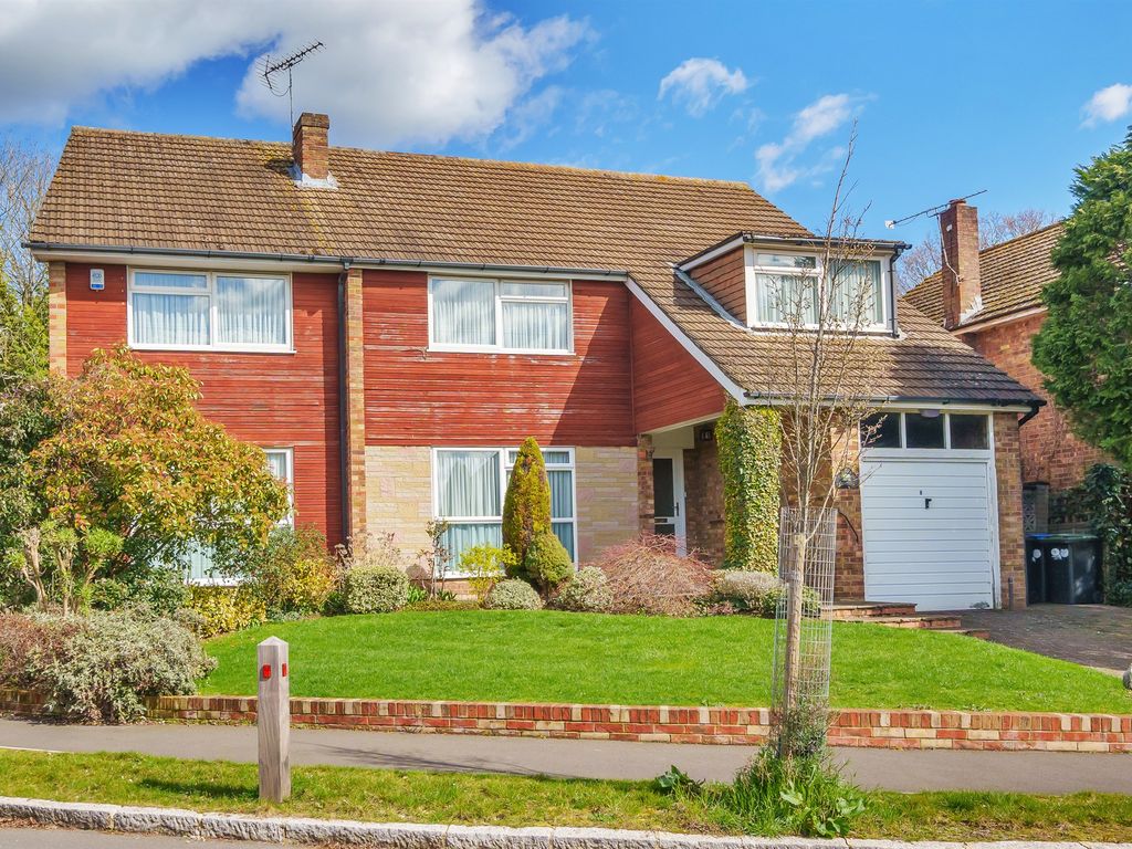 5 bed detached house for sale in The Coppice, Enfield EN2, £950,000