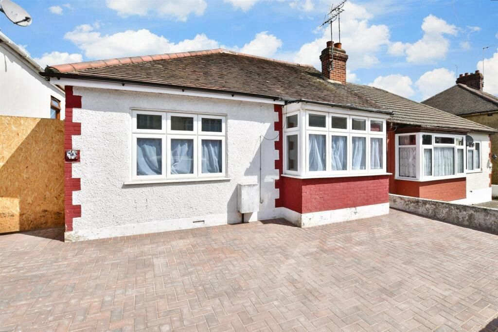 3 bed bungalow for sale in Jubilee Avenue, Romford RM7, £450,000 Zoopla