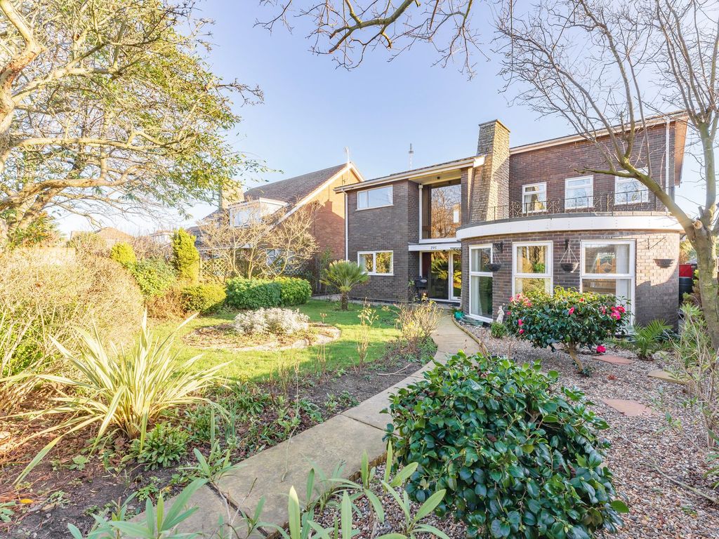 4 bed detached house for sale in Lowestoft Road, Gorleston NR31, £