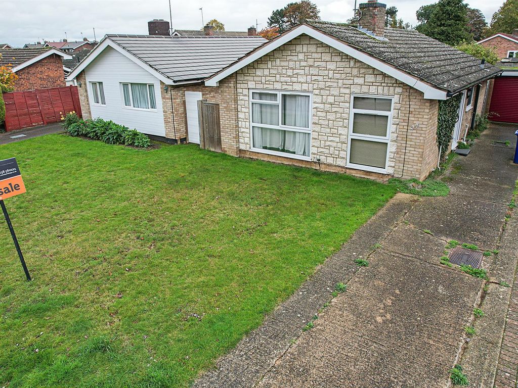 2 bed detached bungalow for sale in Churchill Avenue, Newmarket CB8, £