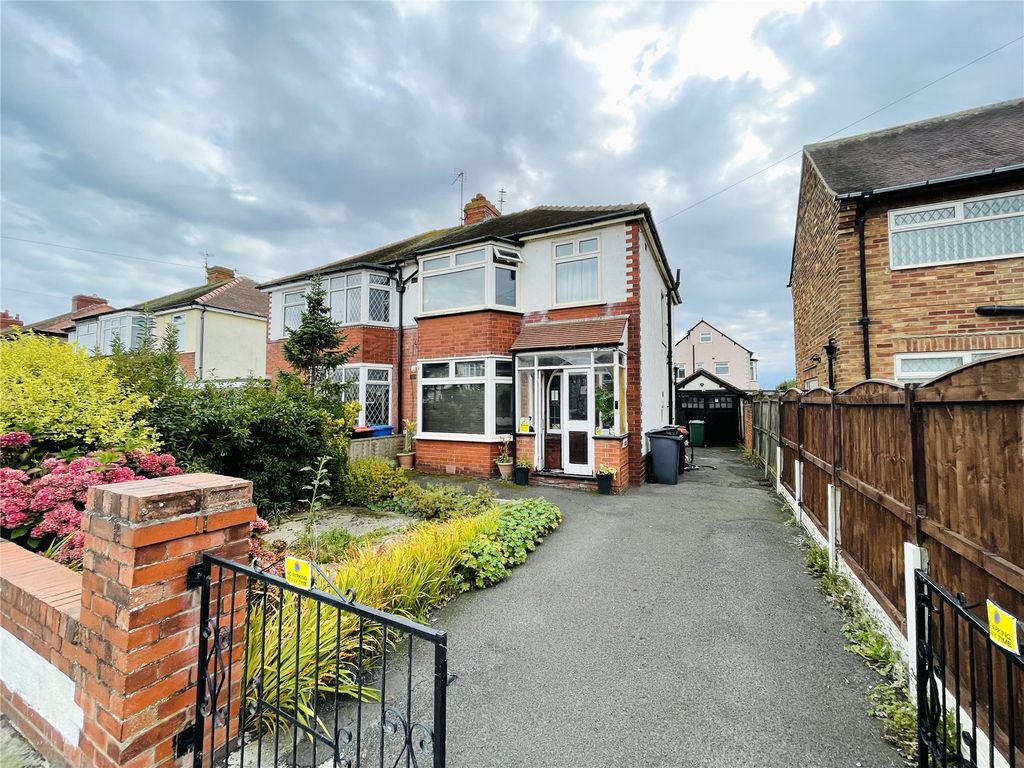 3 bed semidetached house for sale in Leicester Avenue, Thornton