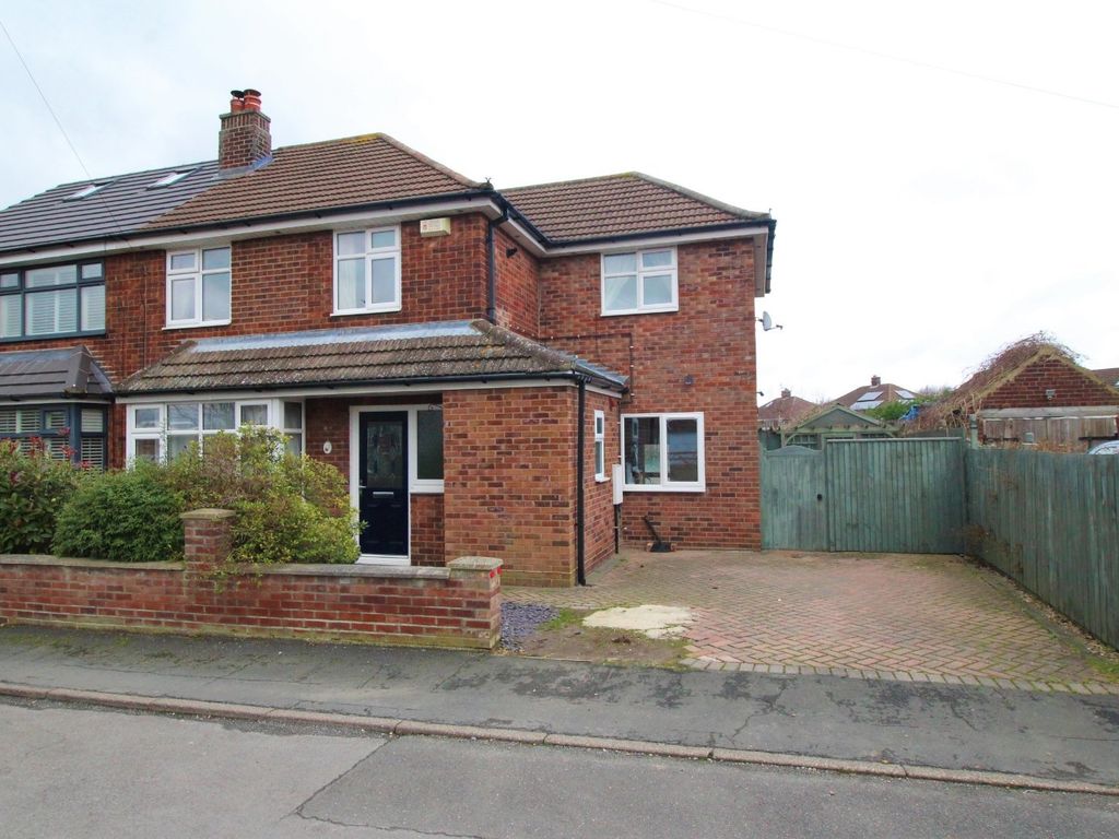 4 bed semidetached house for sale in Summerfield Close, Waltham