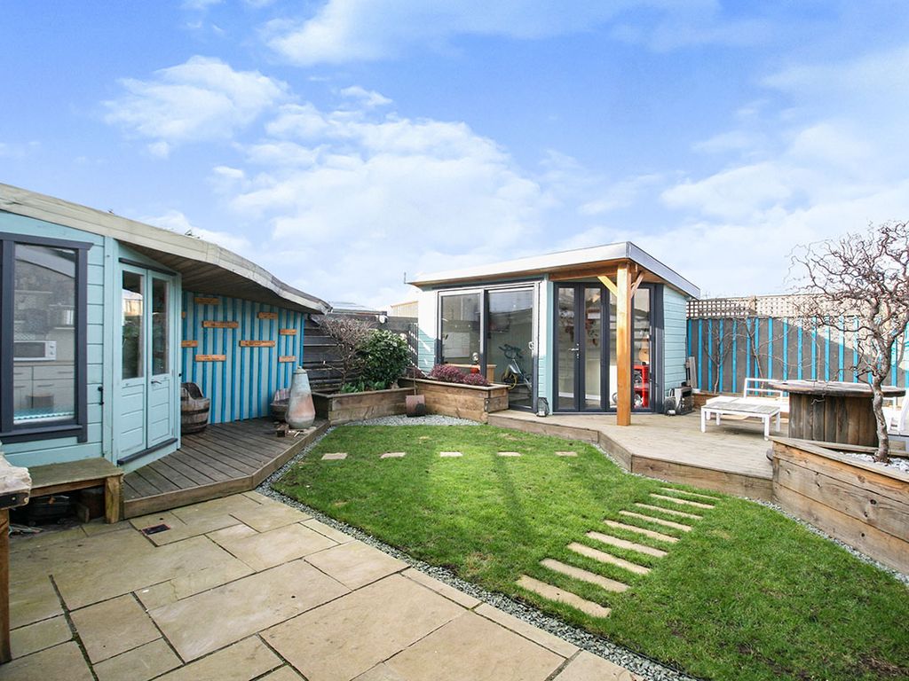 3 bed semidetached house for sale in Markfield Road, Dalgety Bay