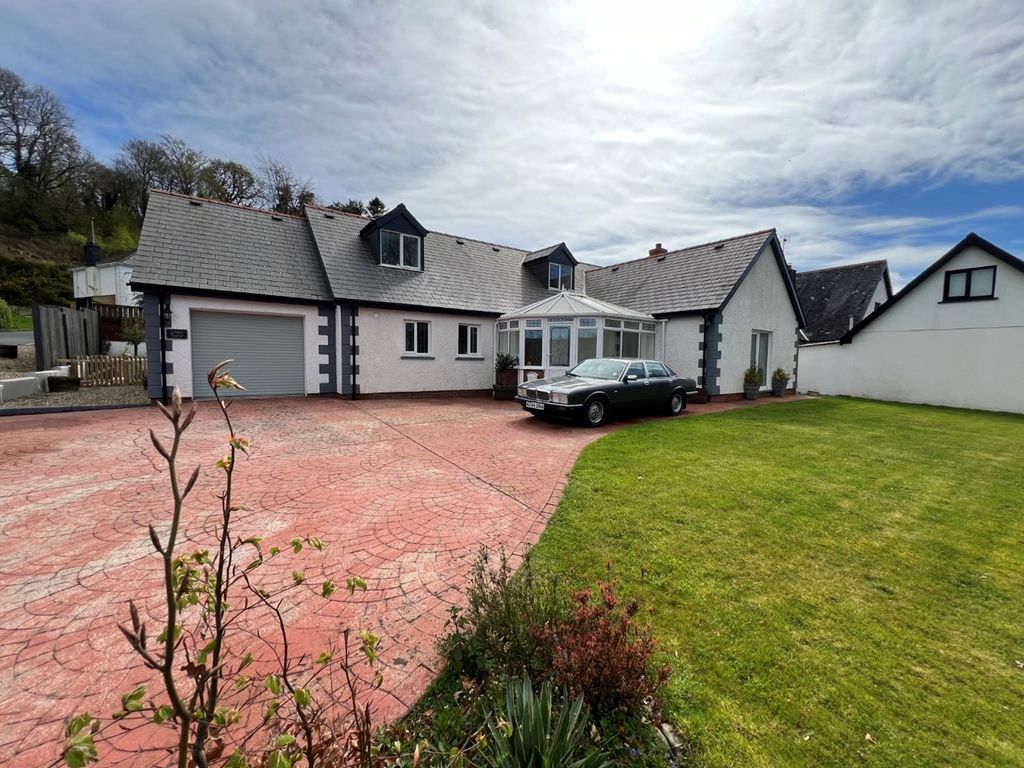 5 bed bungalow for sale in Carmarthen Road, Newcastle Emlyn SA38, £