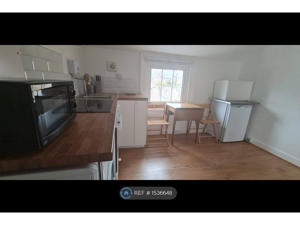 Studio to rent in Kingston Upon Thames, Kingston Upon Thames KT1, £