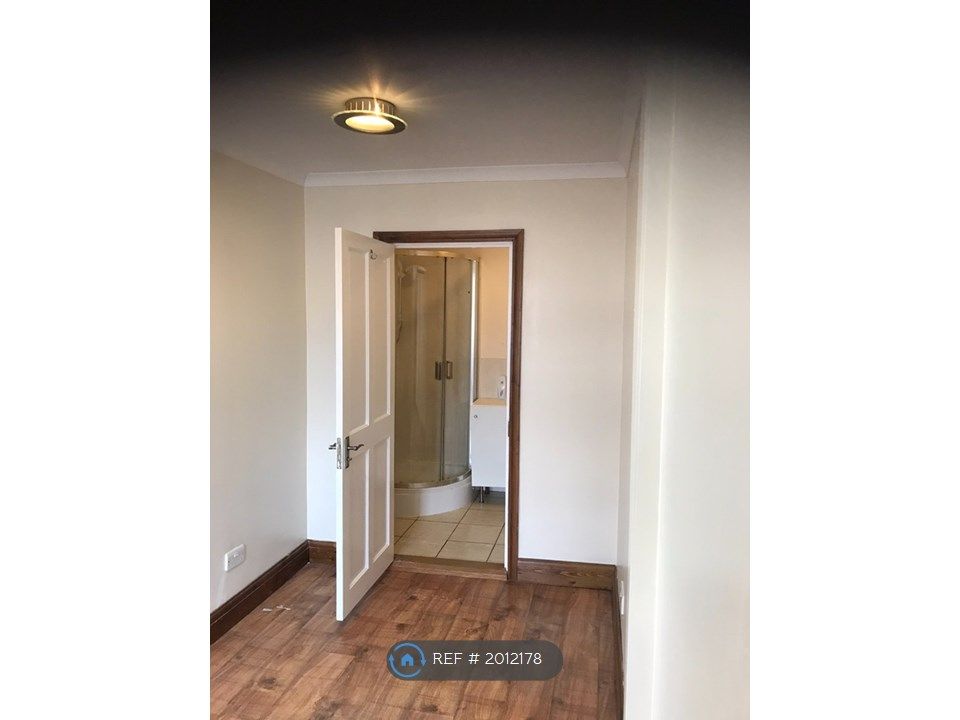 4 bed end terrace house to rent in Greenwood Road, Mitcham CR4, £2,500