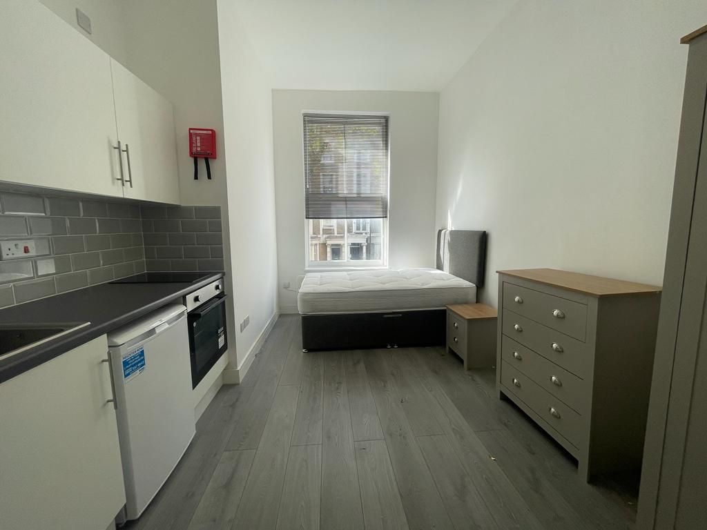 Studio to rent in Ladbroke Grove, London W10, £1,500 pcm Zoopla