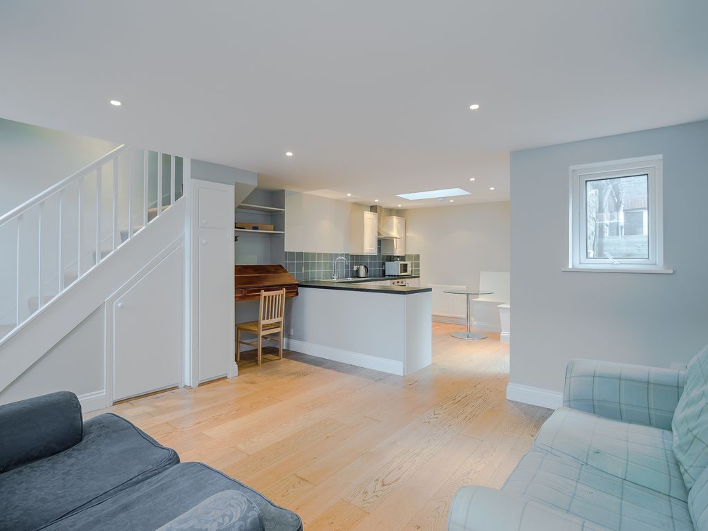 1 bed mews house to rent in Shandon Road, Clapham, London SW4, £1,950