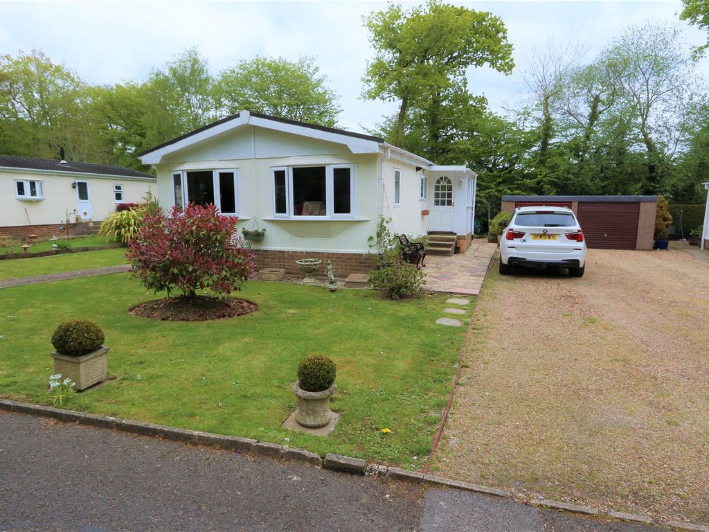2 bed mobile/park home for sale in Deanland Wood Park, Golden Cross