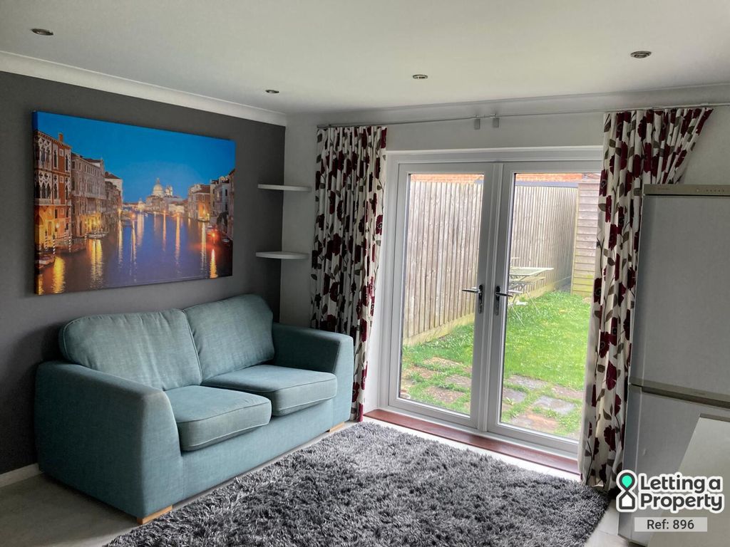 2 bed terraced house to rent in Coggeshall Grove, Milton Keynes