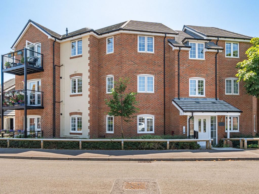 2 bed flat for sale in Chatsworth Road, Chichester PO19, £290,000 Zoopla