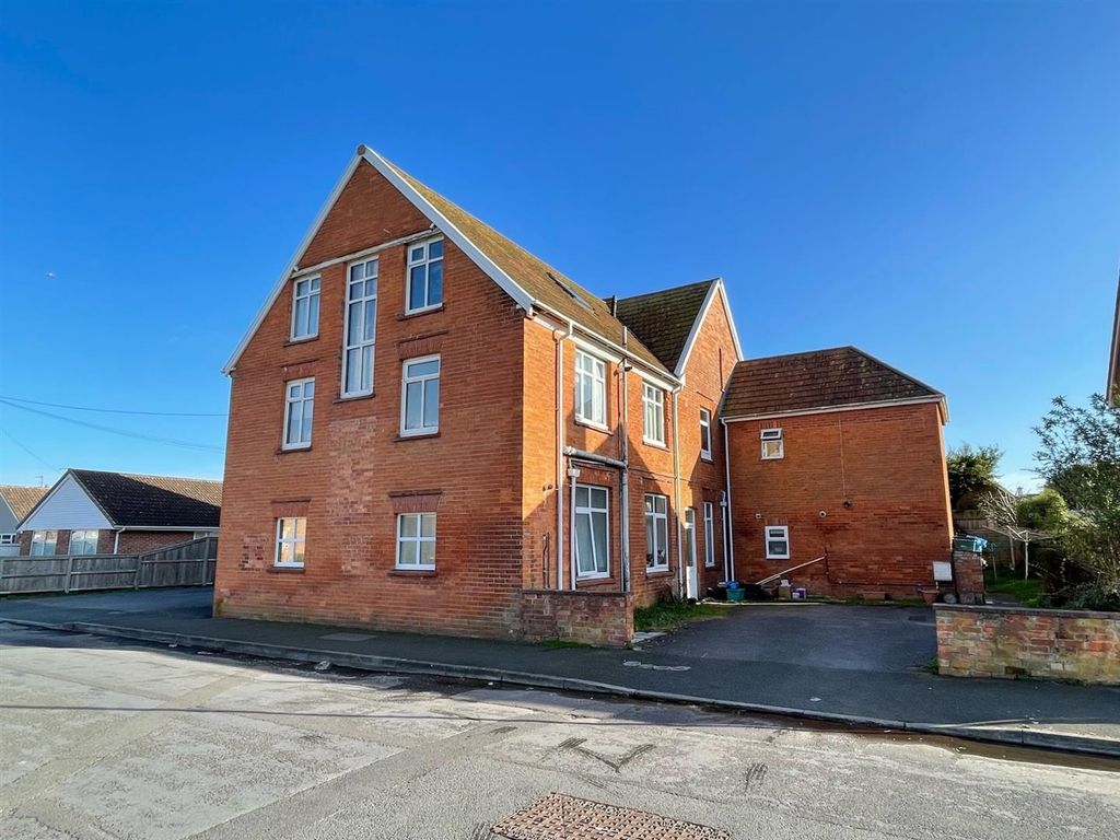 1 bed flat for sale in Golf Links Road, BurnhamOnSea TA8, £125,000