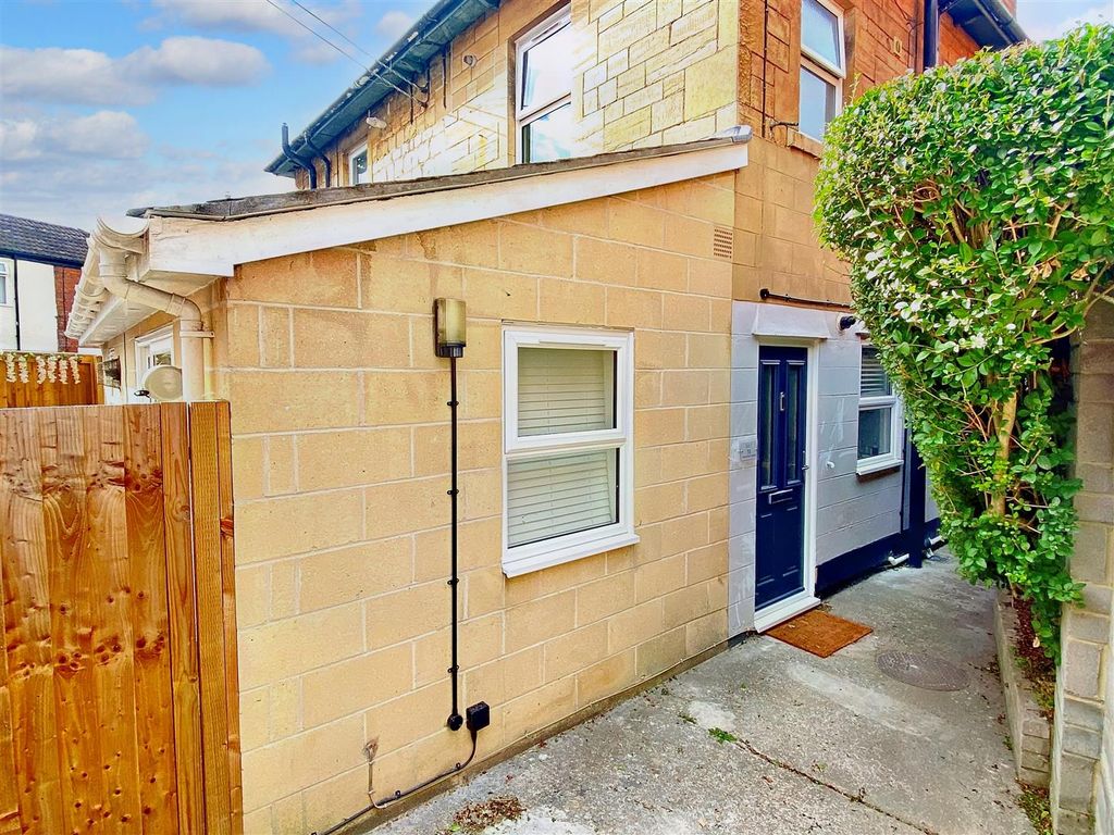 1 bed flat for sale in Wingfield Road, Trowbridge BA14 Zoopla