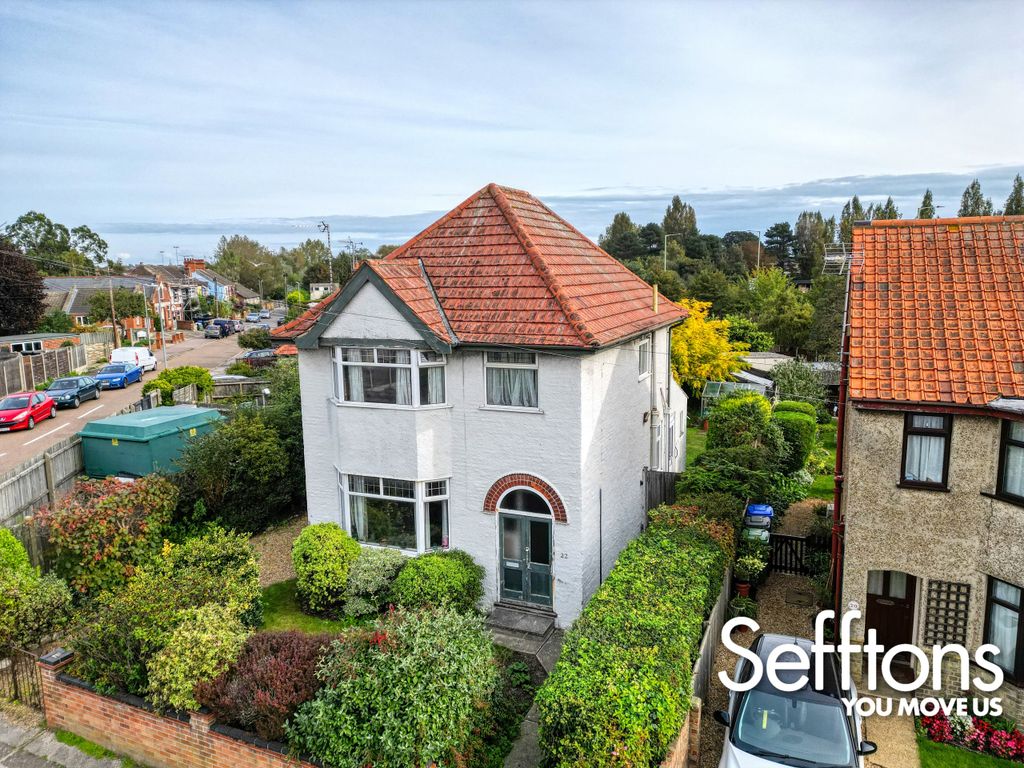 3 bed detached house for sale in Kirkley Run, Lowestoft NR33, £250,000