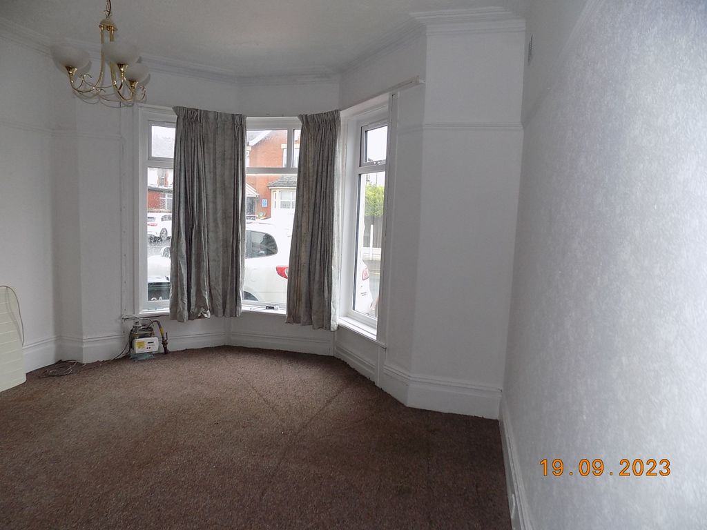 2 bed flat to rent in Hardhorn Road, PoultonLeFylde FY6, £625 pcm