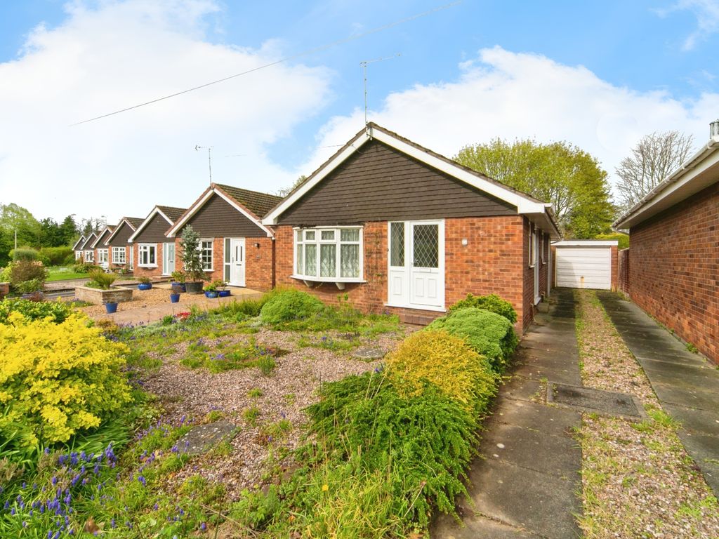 2 bed bungalow for sale in Makepeace Close, Vicars Cross, Chester