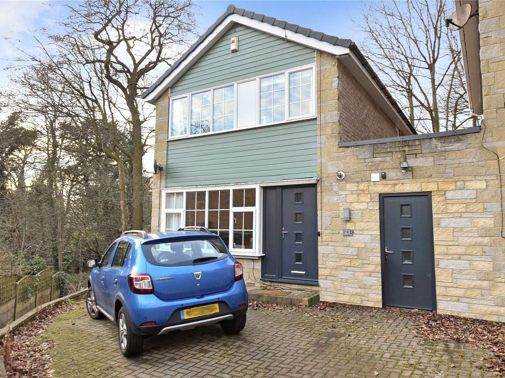 3 bed linkdetached house for sale in Newlay Wood Close, Horsforth