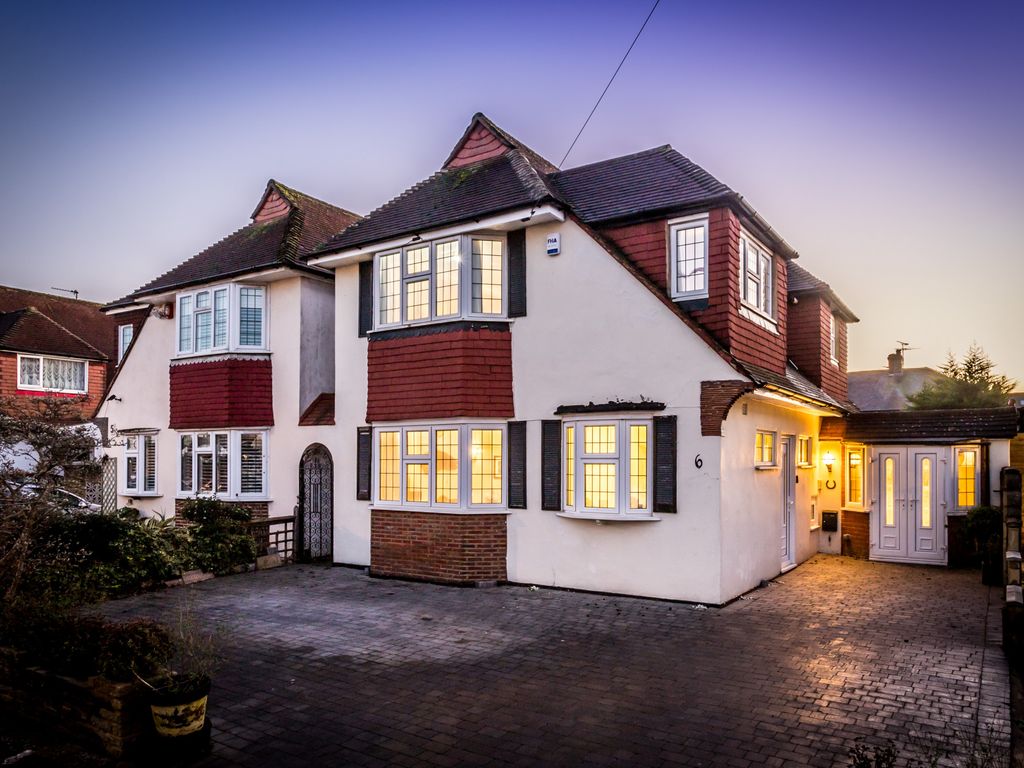 4 bed linkdetached house for sale in Holmsley Close, New Malden