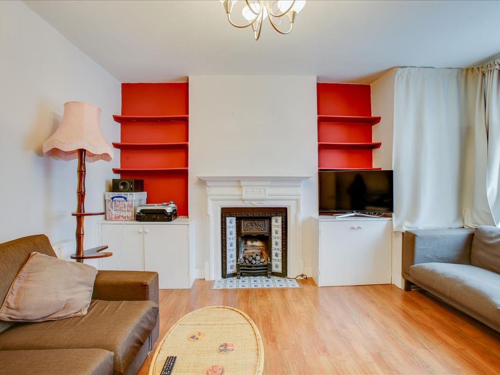 3 bed flat to rent in Whitehall Gardens, Acton W3, £2,950 pcm Zoopla