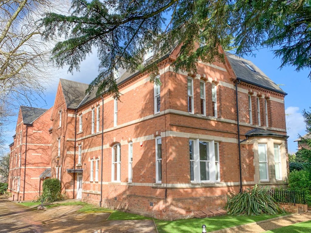 2 bed flat for sale in The Cedars, Lillington Road, Leamington Spa CV32