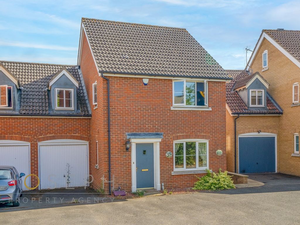 4 bed linkdetached house for sale in Goldfinch Close, Stowmarket IP14