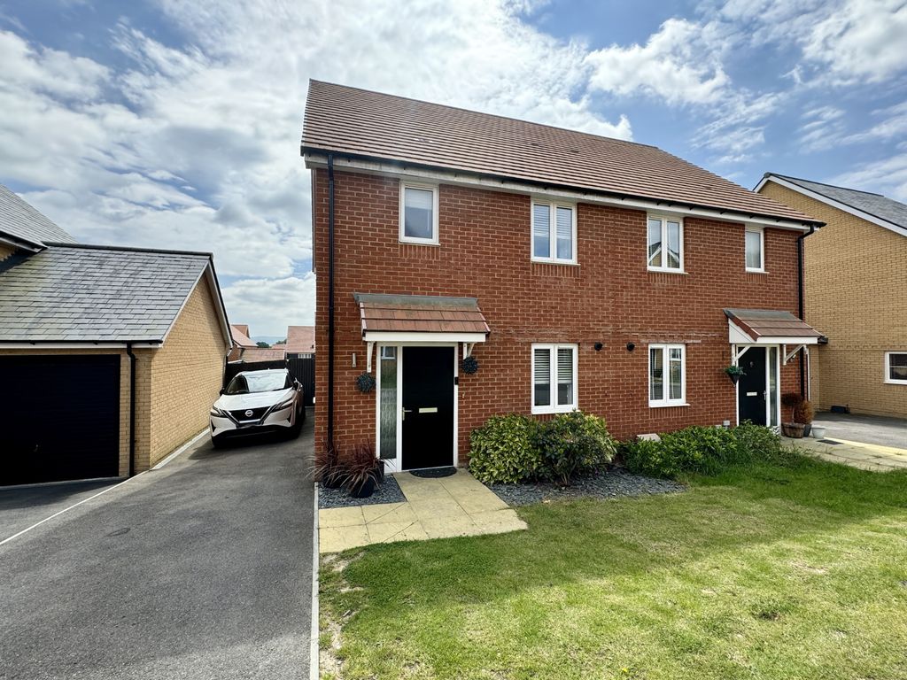 3 bed semidetached house for sale in Tower Crescent, Hailsham, Sussex BN27, £192,000 Zoopla
