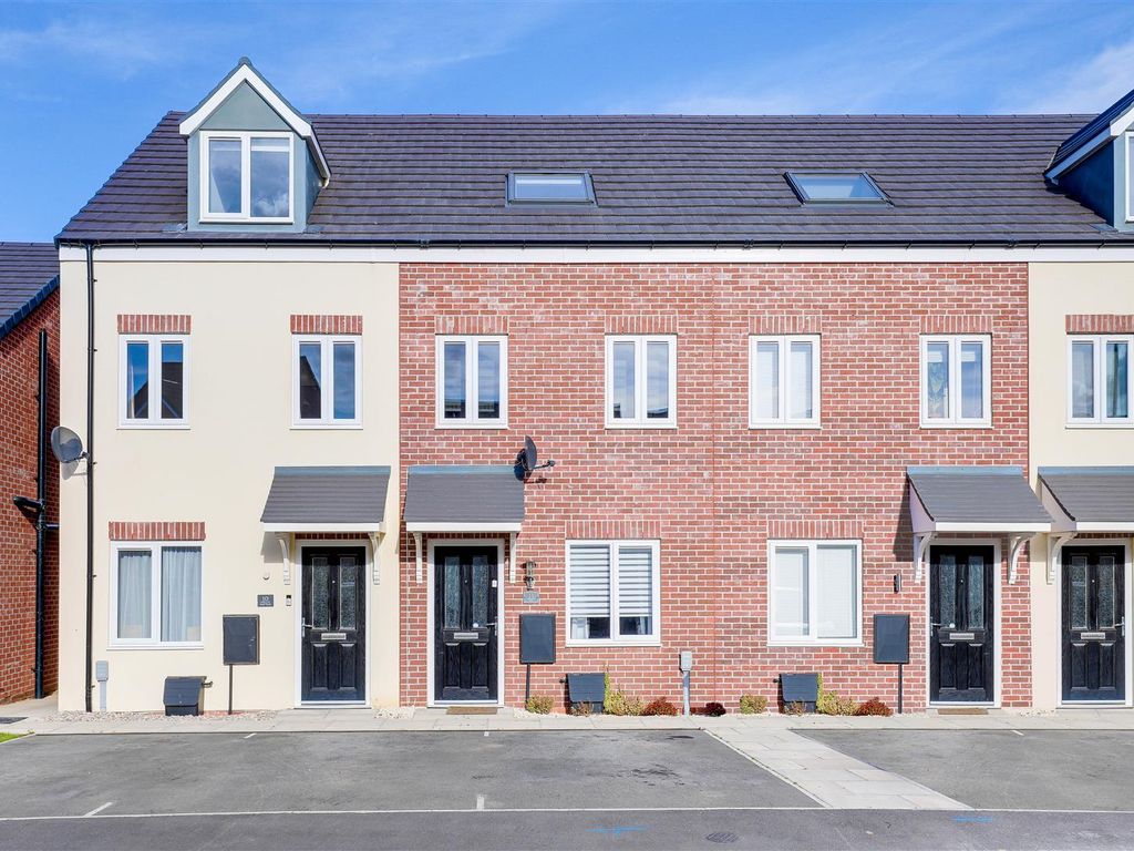 3 bed terraced house for sale in Kingfisher Road, Burton Joyce