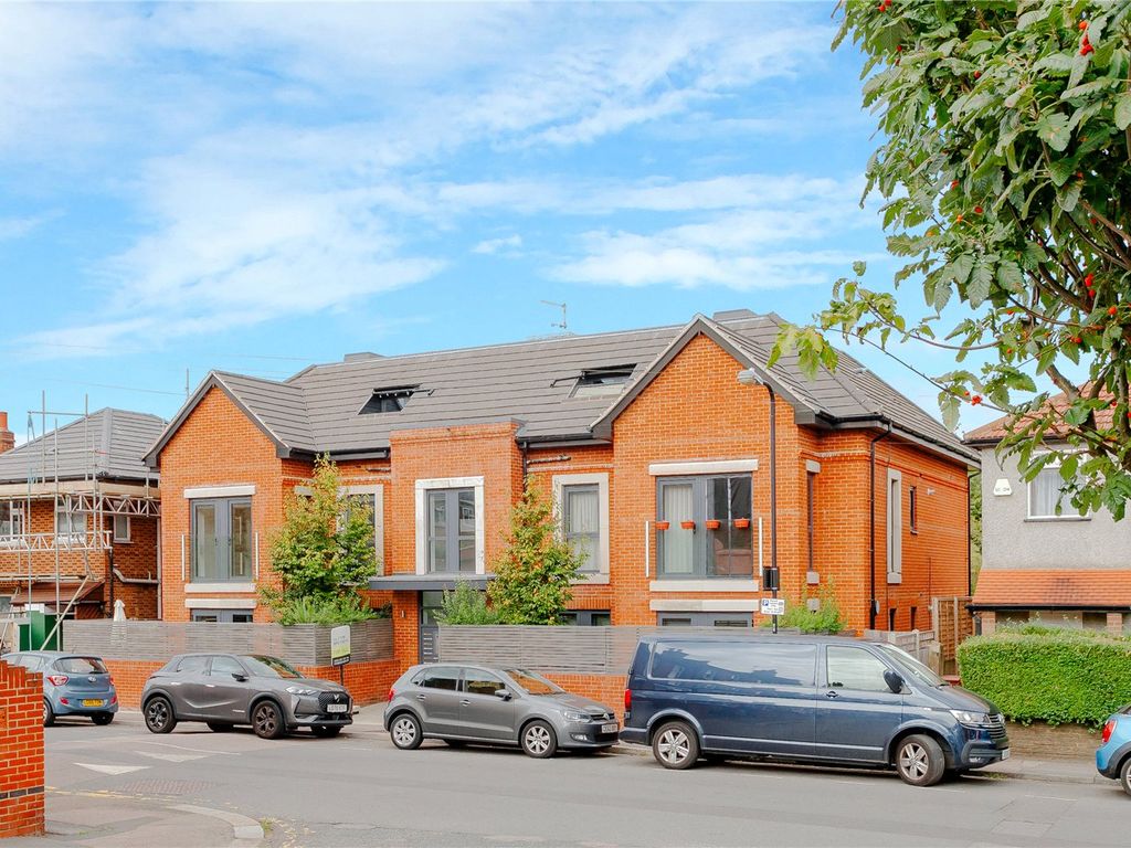 1 bed flat for sale in Winns Avenue, Walthamstow, London E17, £375,000