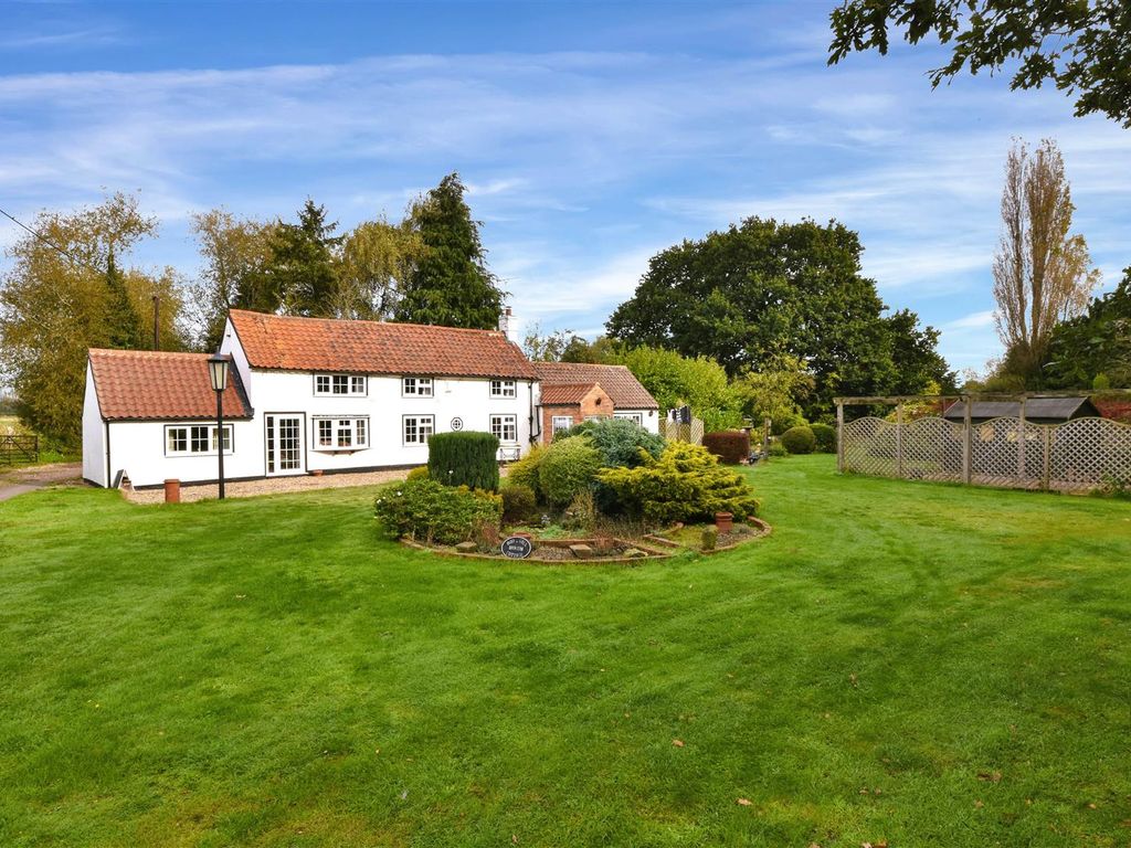 2 bed cottage for sale in Coney Green, Collingham, Newark NG23, £
