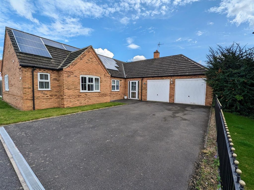 3 bed detached bungalow for sale in Church Lane, Balderton, Newark NG24