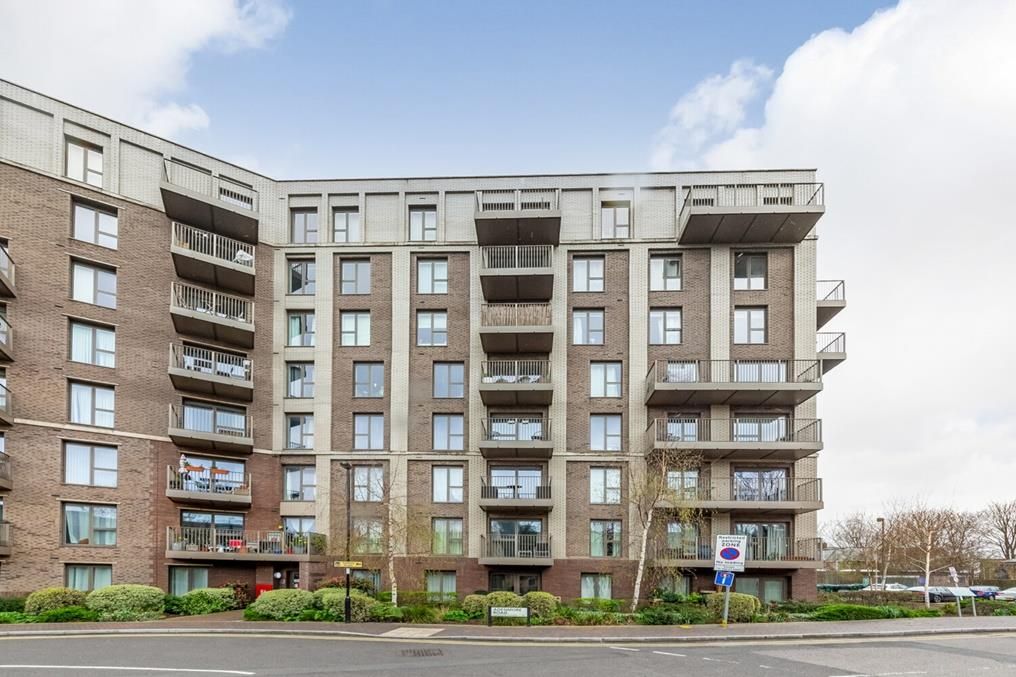 1 bed flat for sale in Adenmore Road, Catford, London SE6, £300,000