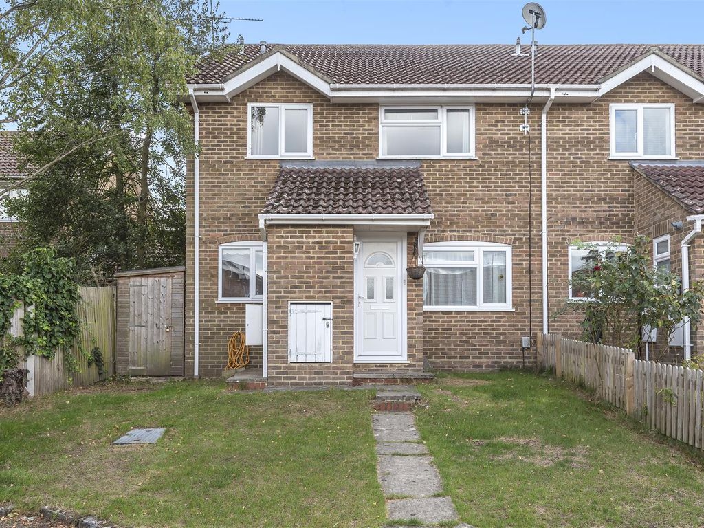 2 bed property to rent in Ryves Avenue, Yateley GU46, £1,300 pcm Zoopla
