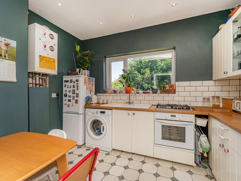 3 bed flat for sale in Lyndhurst Road, London N22, £425,000 Zoopla